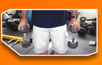 Man die met een open grip twee hex dumbbells vast heeft