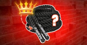 Zwarte battle ropes tegen een rode achtergrond