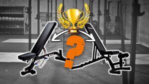 Twee verschillende verstelbare fitnessbanken met een sportschool in de achtergrond