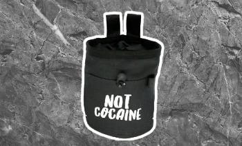 Een pofzak met de opdruk not cocaine