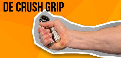 Een hand die met een crush grip een knijpveer dicht knijpt