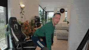 Man die deadlift techniek zonder stang in zijn handen laat zien