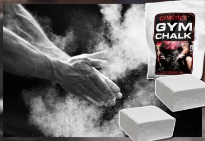 Man slaat met magnesium bedekte handen in elkaar