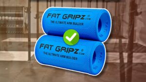 Twee blauwe Fat Gripz met een sportschool in de achtergrond