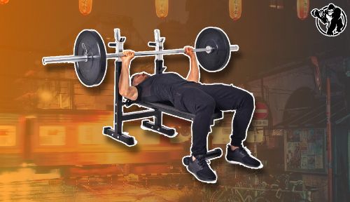 Man die bankdrukt op een Gorilla Sports halterbank