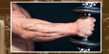 Man met gespierde grote onderarm houd dumbbell vast