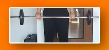 Man die met beide handen een halterstang vasthoudt