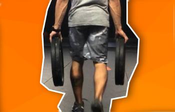 Man die met een pinch grip vier halterplaten vast heeft