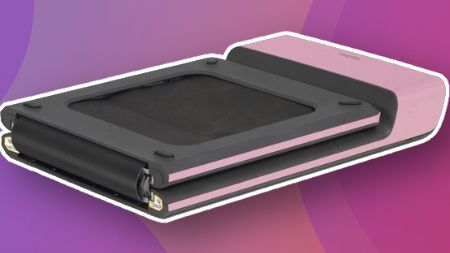 Roze walkingpad die ingeklapt is