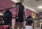 Een jongen in zwarte sportbroek en t-shirt deadlift met lifting straps