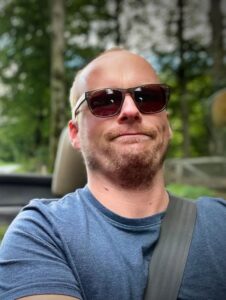 Jordy met zonnebril op in auto