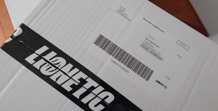 Kartonnen doos met Lionetic sticker er op