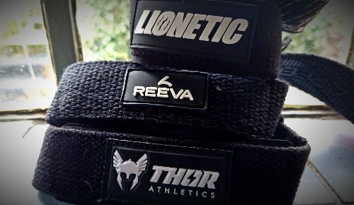 Lifting Straps van Lionetic, Reeva en Thor Athletics bovenop elkaar