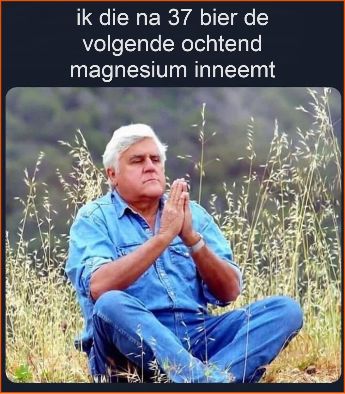 Een man in blauwe spijkerbroek in kleermakerszit
