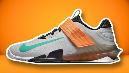 Nike gewichthef schoen tegen een oranje achtergrond