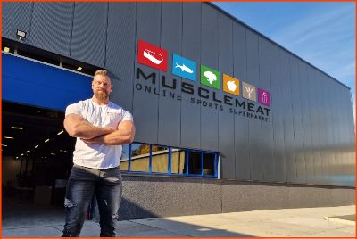 Oprichter Olivier Richters voor het pand van zijn bedrijf Muscle Meat