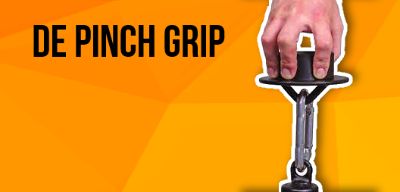 Vingers die een pinch grip handtraining gewicht vasthouden