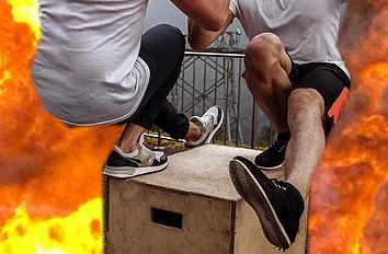 Twee mannen die een pistol squat op een plyo box uitvoeren