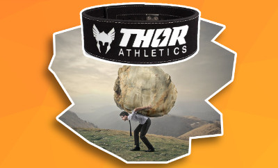 Een man die een zware rots op zijn rug draagt