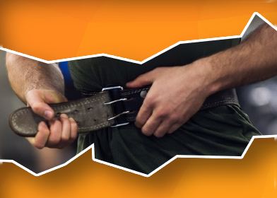 Twee handen die een powerlifting riem vastmaken