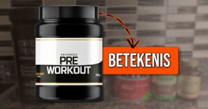 Grote zwarte pot pre workout met een label en daarin de tekst 'betekenis'