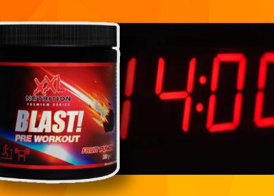 Een pot pre workout en afbeelding van een wekker die 14:00 aangeeft