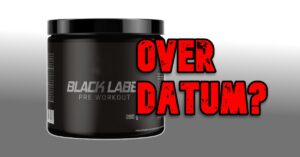 Zwarte pot pre workout tegen een grijs witte achtergrond