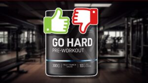 Een pot pre-workout met een groen duimpje omhoog en rood duimpje omlaag