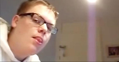 Foto van een jongen die Raymond heet en bekend is vanwege zijn nummer de witte chocolade song