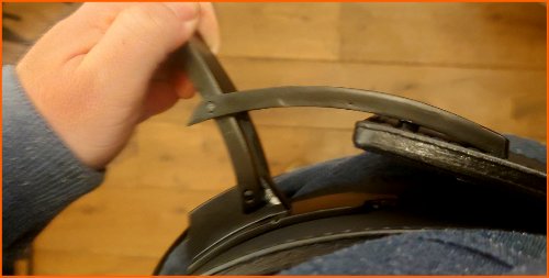 Hand die met de buckle lever een Reeva gewichthefriem vastmaakt