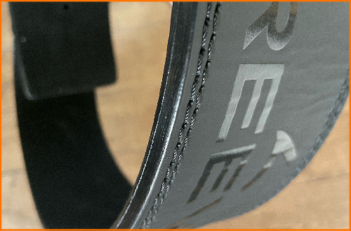 Close up van de stiksels aan de buitenkant van een Reeva lifting belt