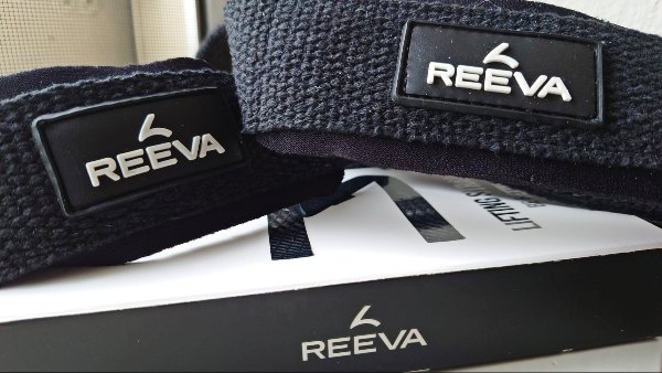 2 Reeva Lifting Straps bovenop de verpakking
