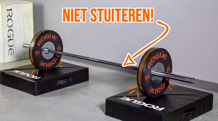 Halterstang met schijven op twee deadlift pads