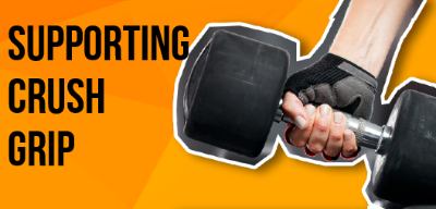 Een hand die een dumbbell vast heeft