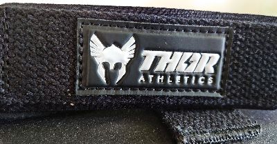Close up van het Thor Athletics logo op de lifting strap
