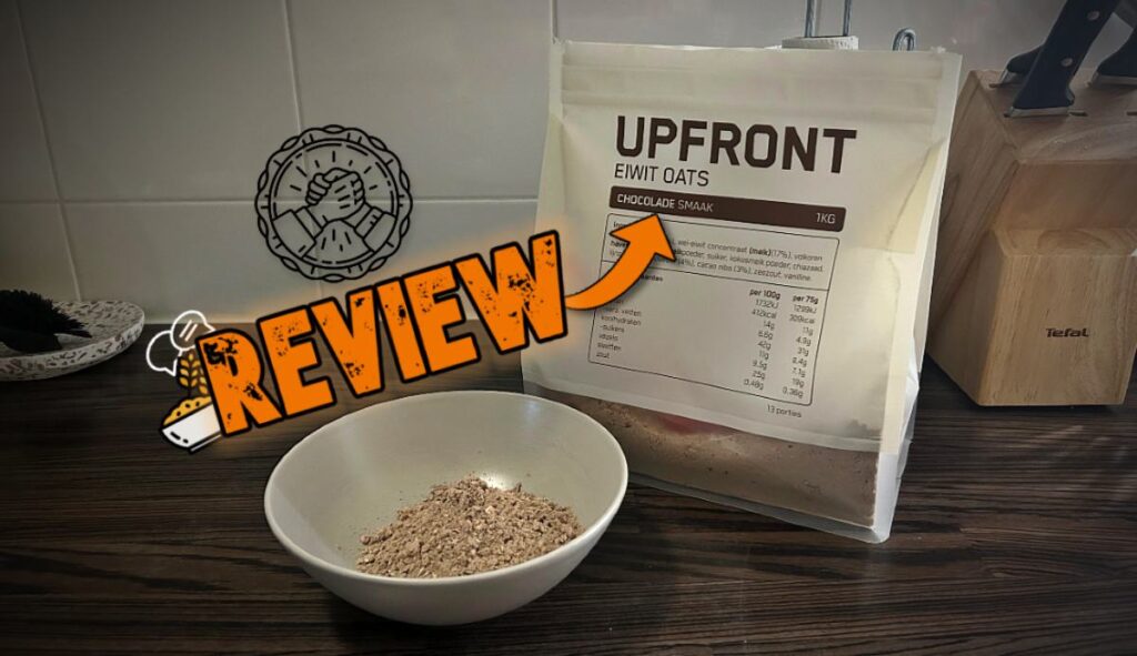Een zak Upfront eiwit oats en voor de zak een kom waar een schep Upfront oats inzitten