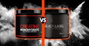 Links een pot creatine monohydraat en rechts een pot pre-workout