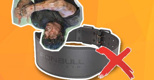 Sylvester Stallone met zijn duimen naar beneden, een powerlifting riem en een rood kruis