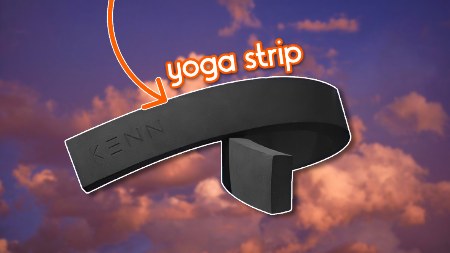 Een opgekrulde yoga strip met wolken in de achtergrond
