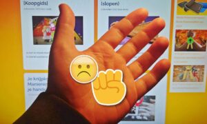 Een hand met een droevige emoji en een gesloten vuist emoji